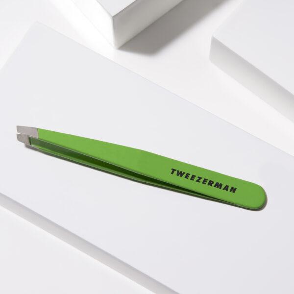 Tweezerman Slant Tweezer Green Apple, maailmankuulut pinsetit - Image 3